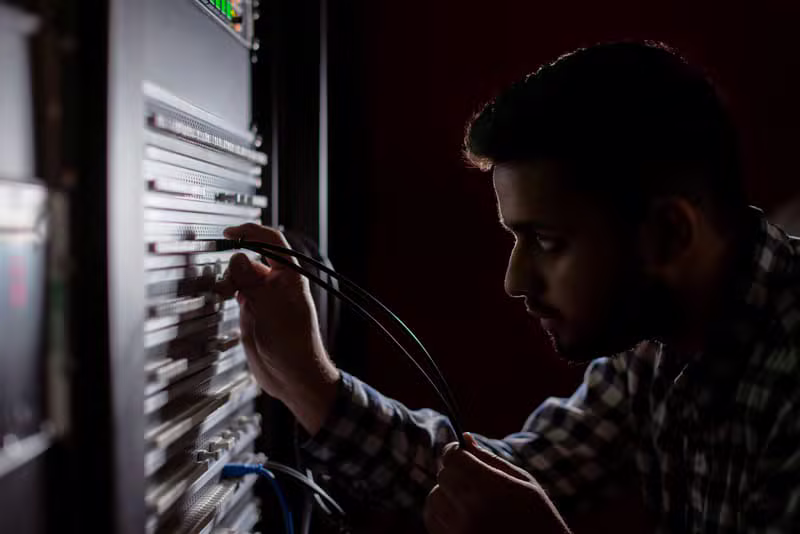 Teknisi DZAKY.NET memasang jaringan internet pelanggan