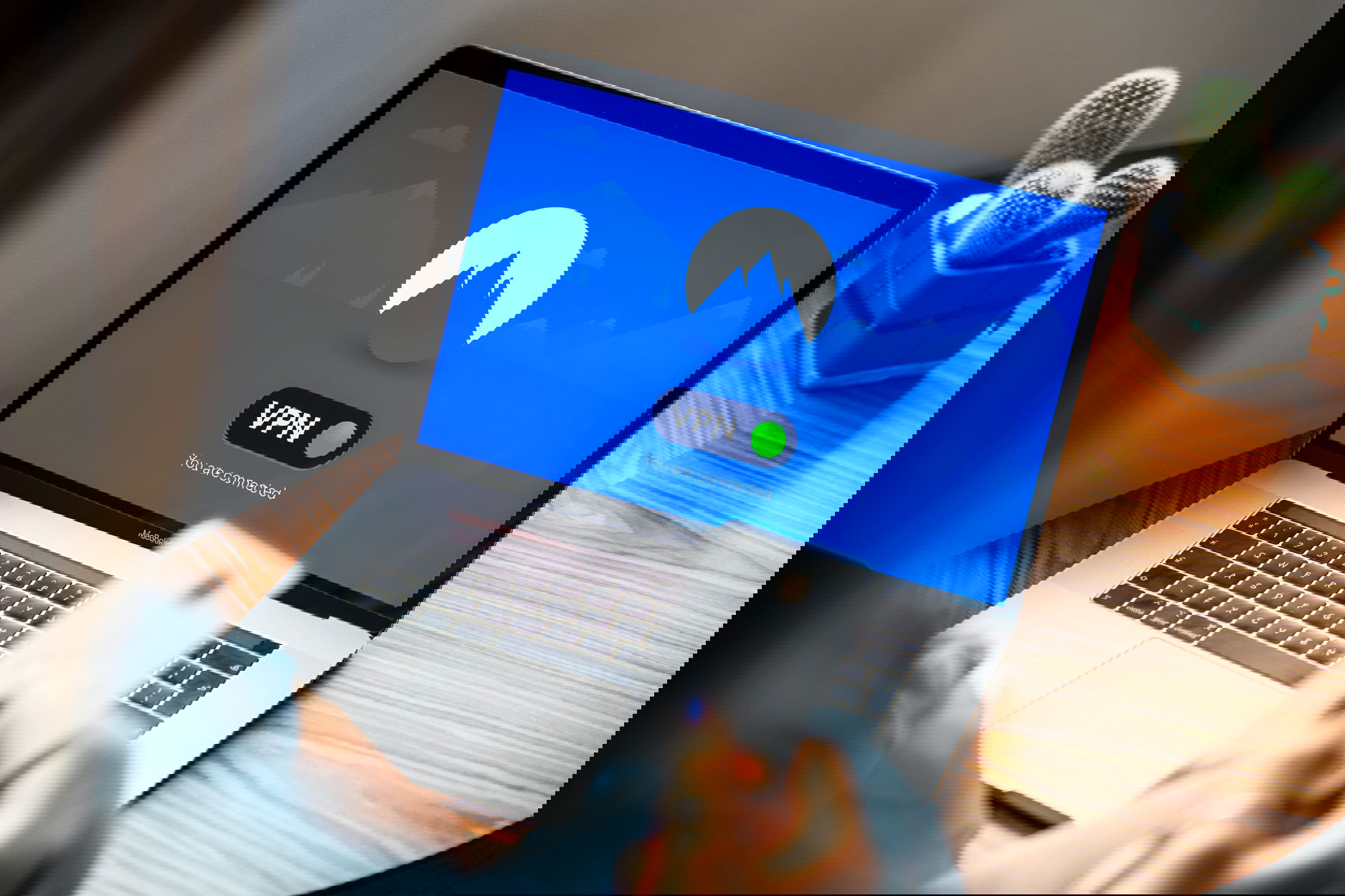 VPN কী এবং এটি কীভাবে কাজ করে তা দেখানো একটি ইনফোগ্রাফিক।
