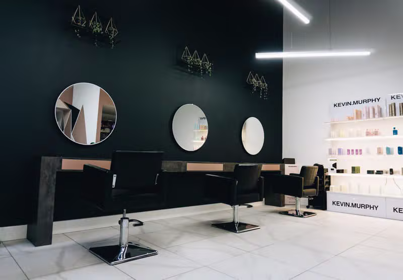 ŞEYMA ATAGÜN LUXURY güzellik salonunun ferah ve şık iç mekânı
