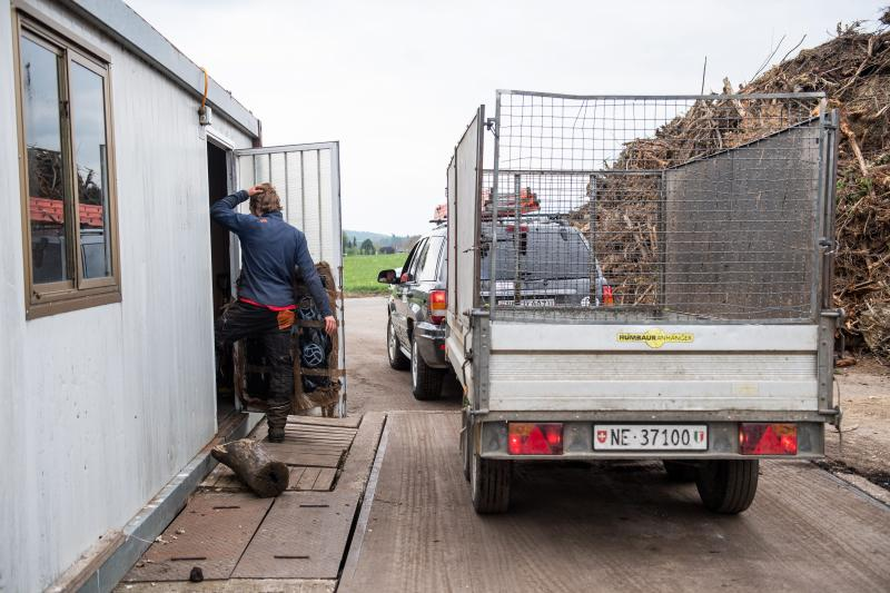 Un chien patiente pendant que sa maîtresse fait le plein de terreau à la compostière du Val-de-Ruz. lucas vuitel
