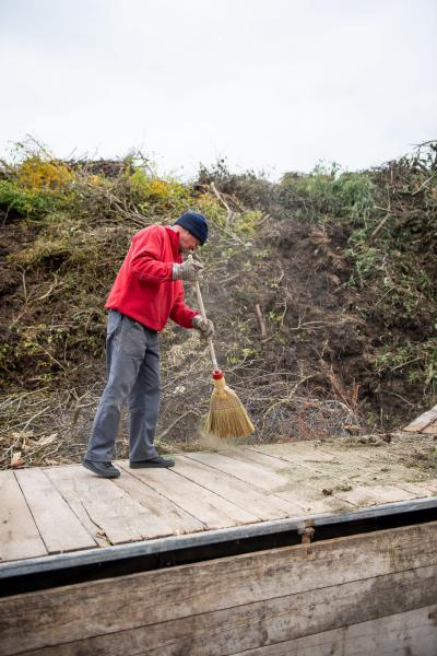 Un chien patiente pendant que sa maîtresse fait le plein de terreau à la compostière du Val-de-Ruz. lucas vuitel