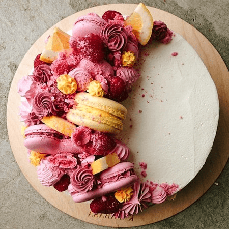 Bánh sinh nhật trang trí macaron cùng trái cây tươi