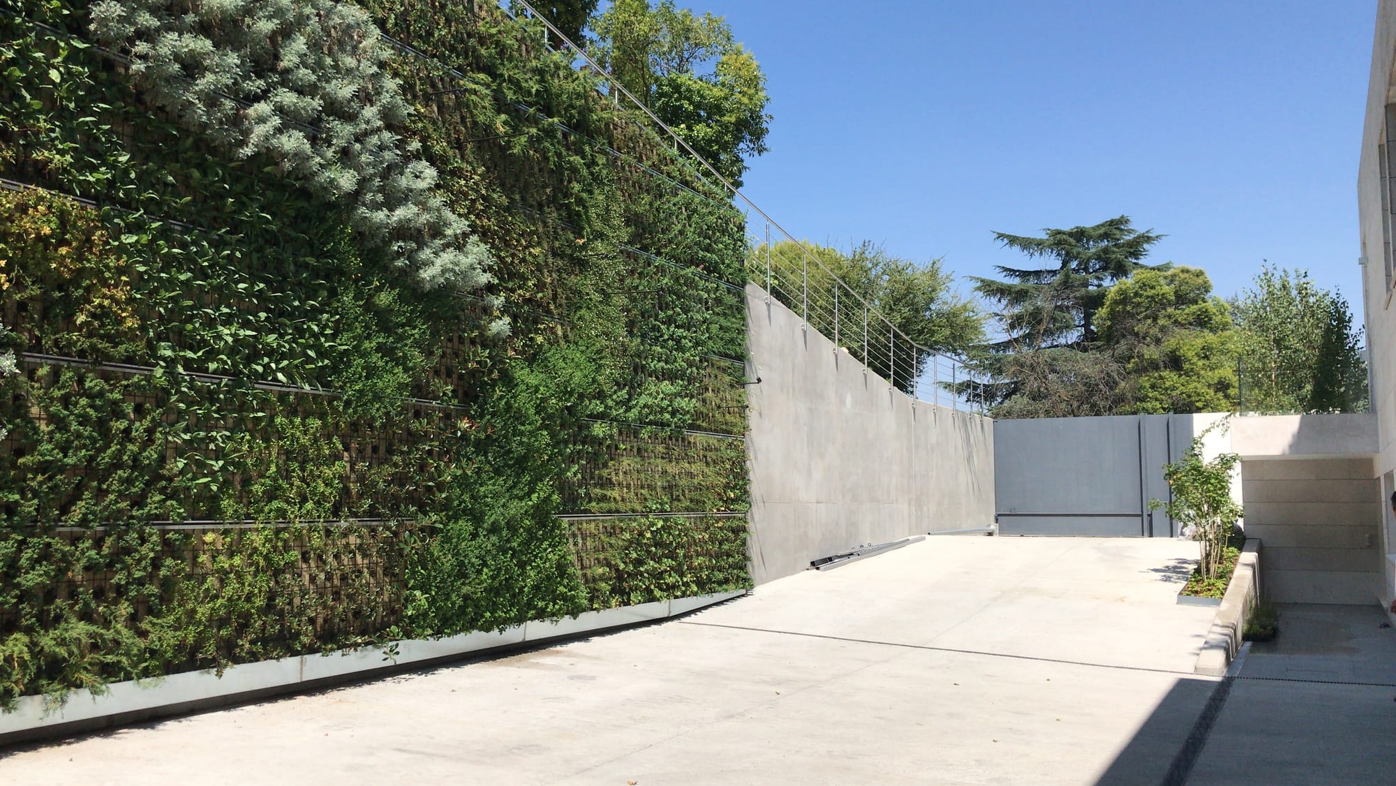 Perspectiva del sistema de instalación Jardín Vertical Vivienda Unifamiliar, La Moraleja