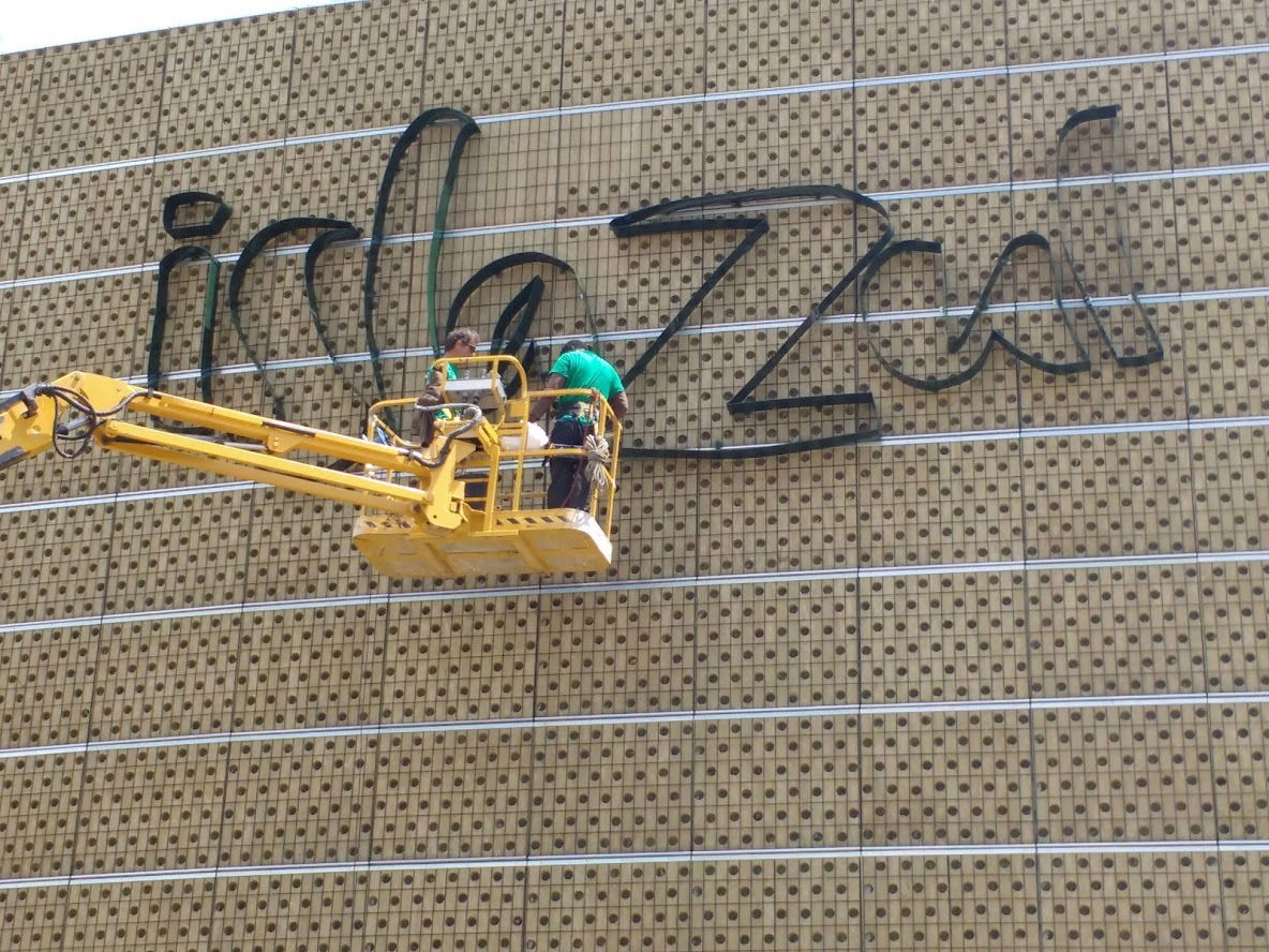 Detalle del montaje del sistema de instalación del Jardín Vertical Centro Comercial Islazul, Madrid