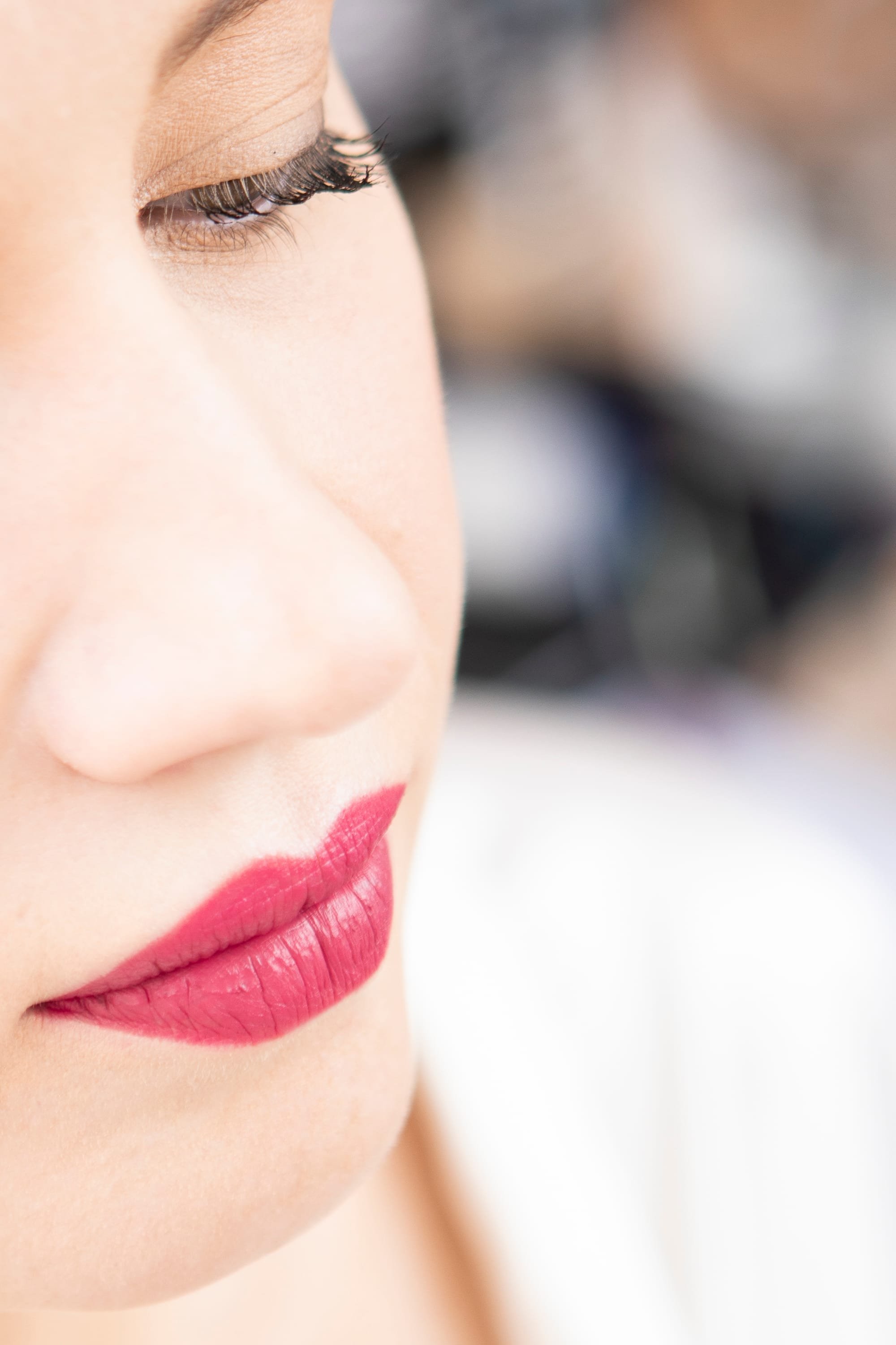 Anais Faure réalisant un cours de maquillage à Montpellier avec rouge à lèvre rose