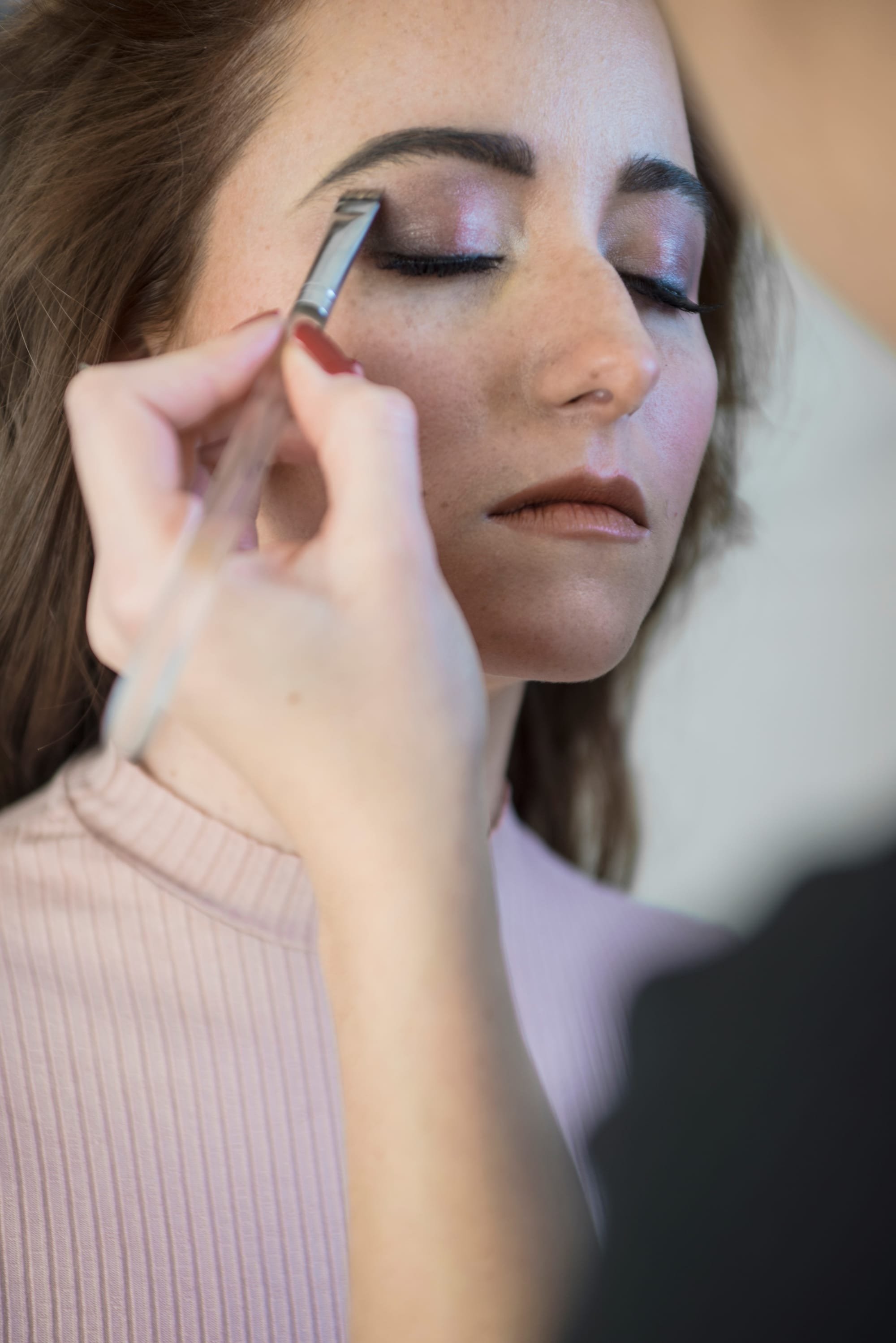 Anais Faure en train de réaliser un cour de maquillage à Montpellier