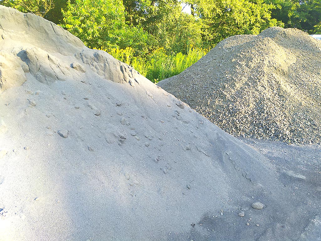 Eine große Auswahl an Zuschlagstoffen und Sanden