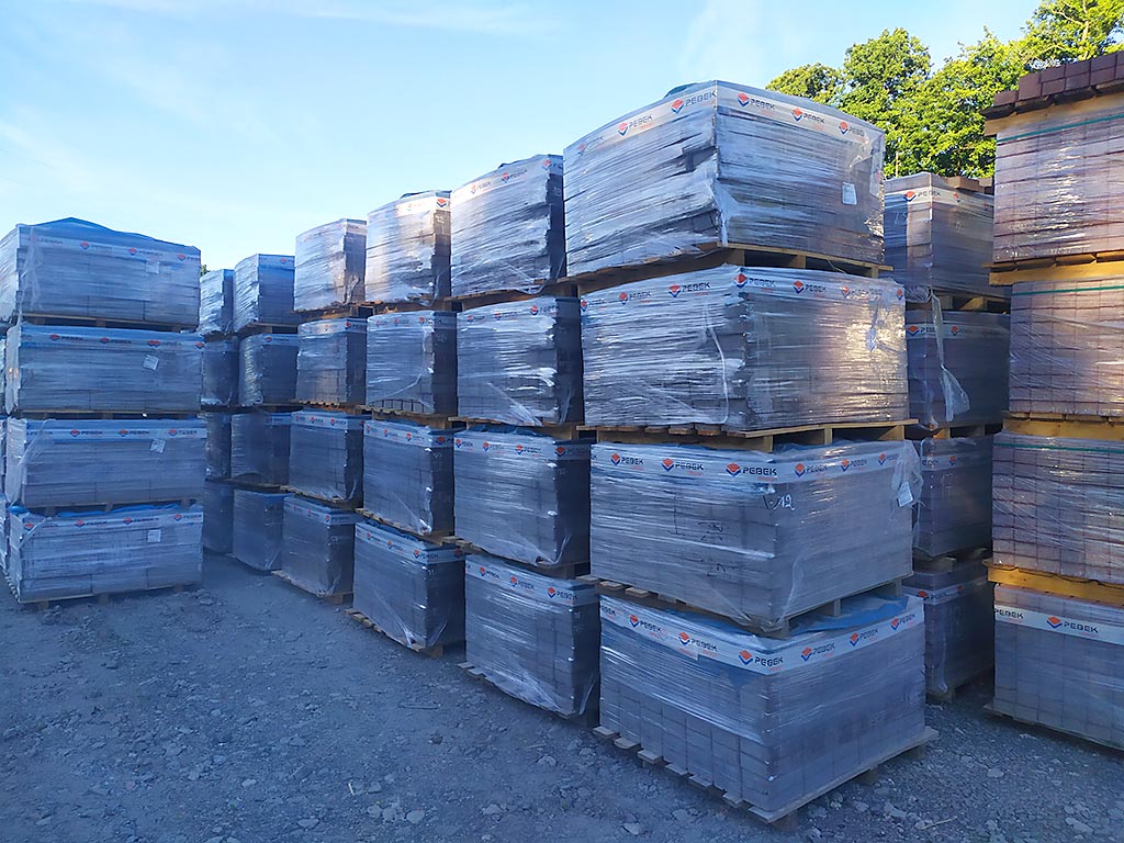 Eine große Auswahl an Würfeln vor Ort