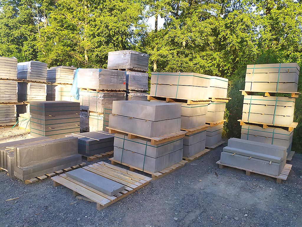 Eine große Auswahl an Würfeln vor Ort